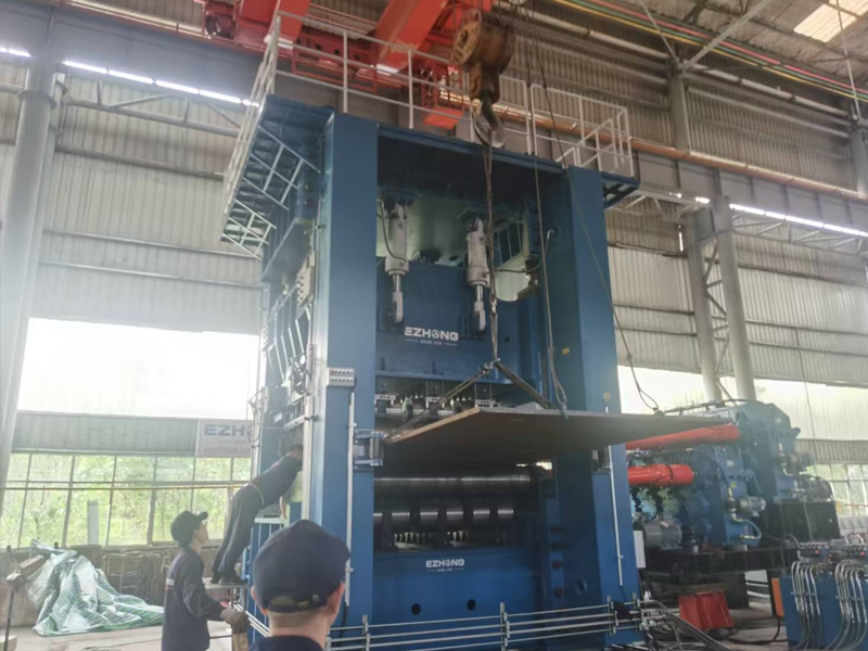 ロシアの軍事産業のためのEzhongのEZW43T-40x2500.9Rの高強度レベラーは、出荷前のテストを完了します。